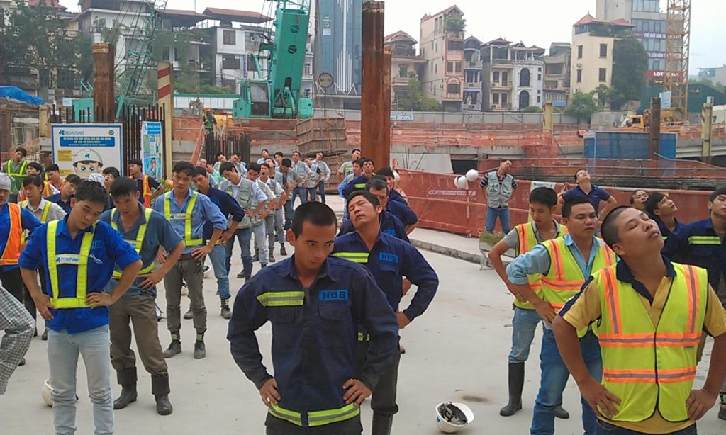 Cán bộ công nhân viên tập thể dục buổi sáng
